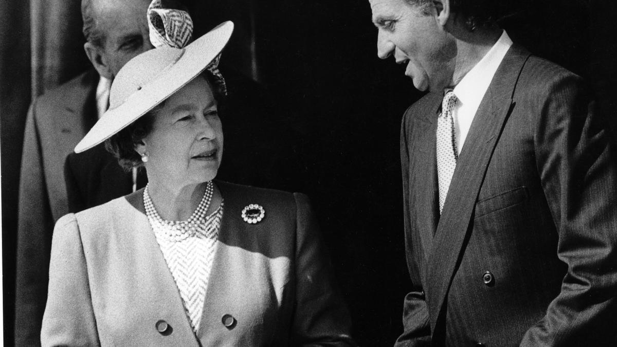 Isabel II y Juan Carlos I en una imagen de 1988