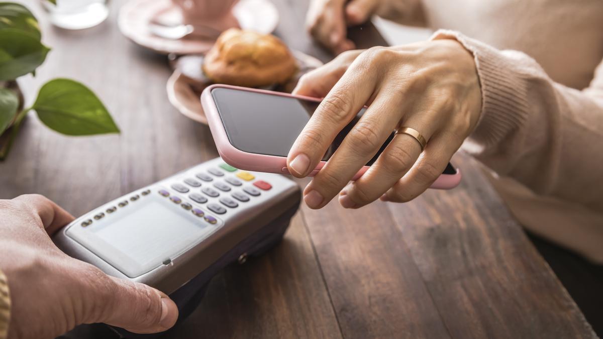 Cuidado con pagar las compras con el móvil: la Policía Nacional advierte de un peligro que ignoras