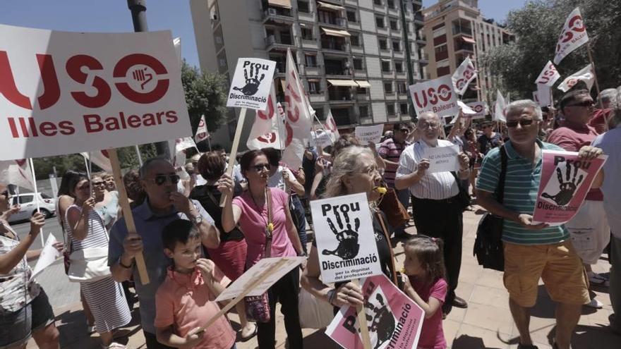 Protestas de los profesores de religión el pasado junio ante los despidos.