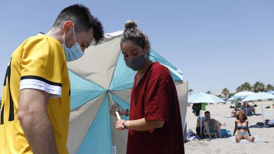 A la playa con mascarilla.