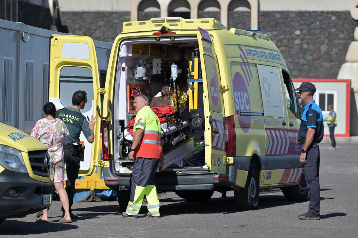 Salvamento auxilia a un cayuco con 131 personas que llega escorado a El Hierro