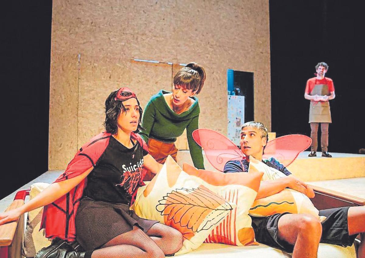 Marina Salas, Natalia Hernández y Raúl Prieto, en 'El entusiasmo'.