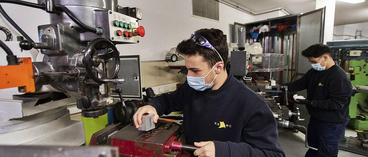 Dos jóvenes en un taller de un centro de Formación Profesional en València. | GERMÁN CABALLERO