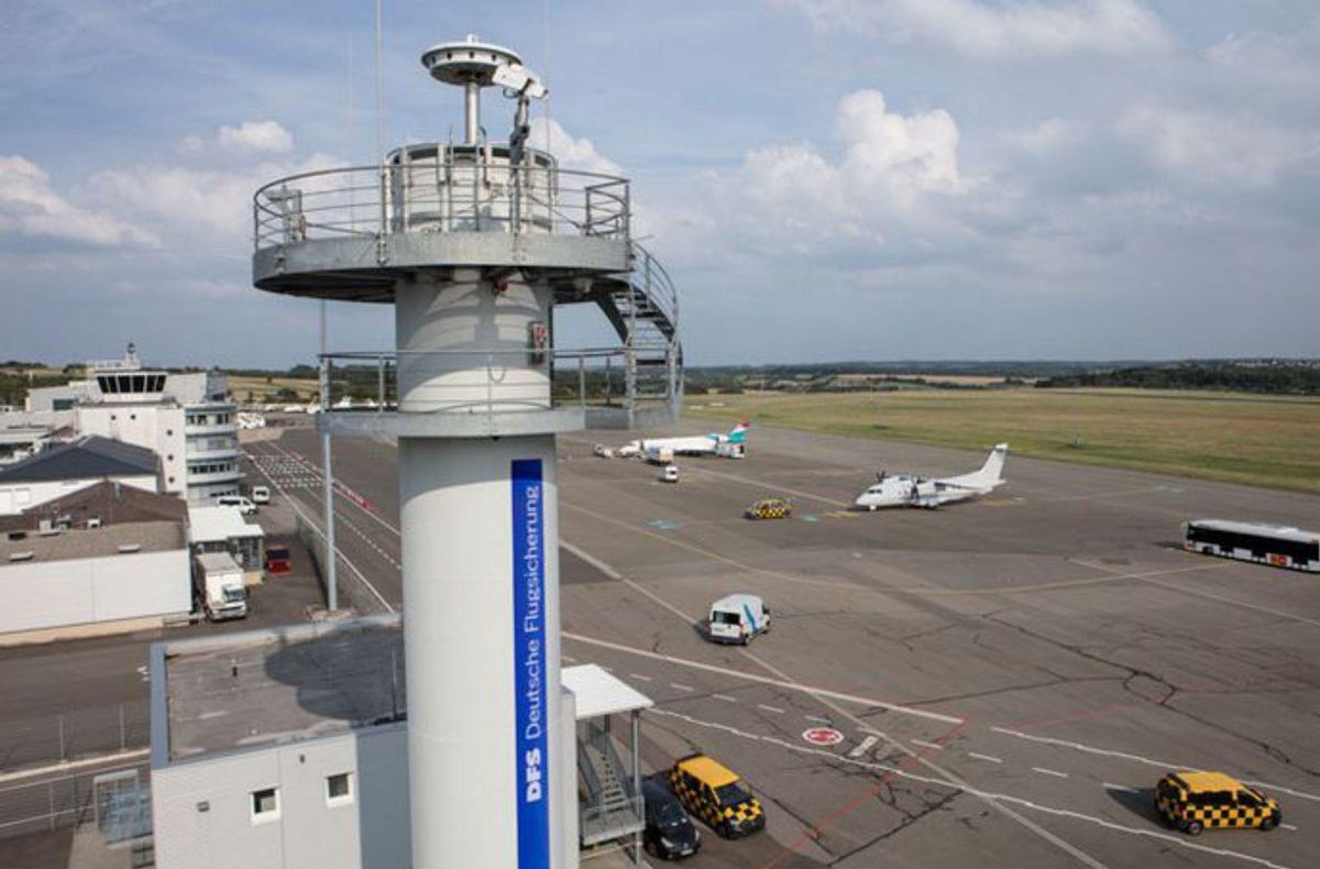 Saarbrücken (2018) En la frontera gala de Sarre tiene un número de vuelos similar a Peinador y fue la primera experiencia alemana. Otros dos aeropuertos medianos también se coordinarán desde Leipzig. | WIKIPEDIA
