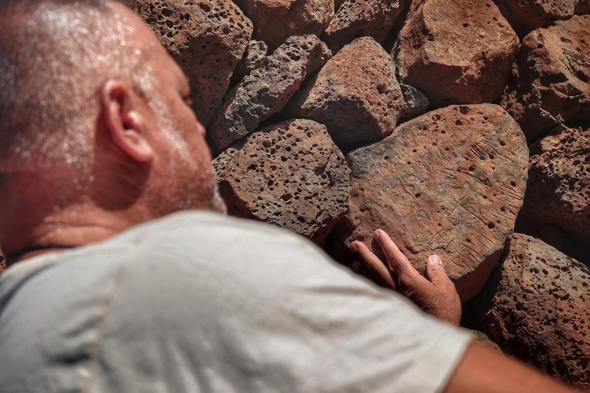 Unos grabados en unas piedras de Los Baldíos.