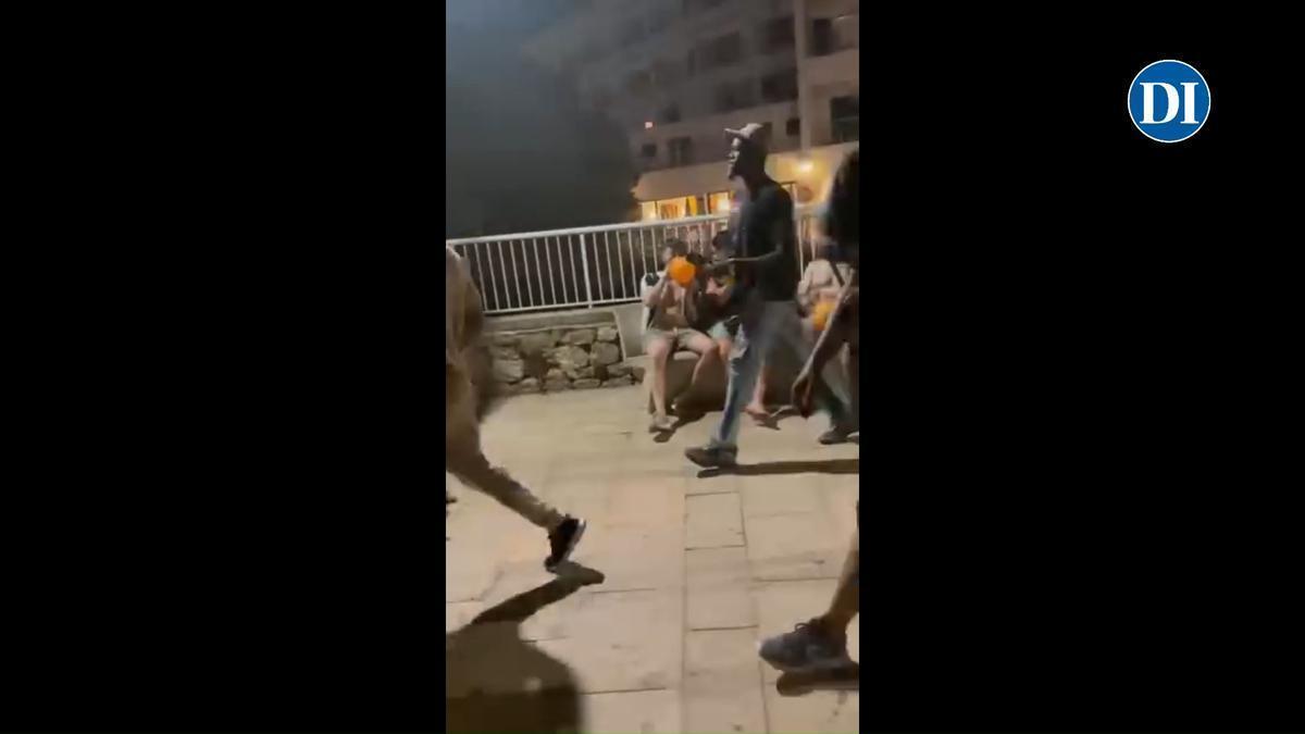 La lucha contra el gas de la risa en Ibiza no cesa mientras que los turistas se pasean con globos por Sant Antoni