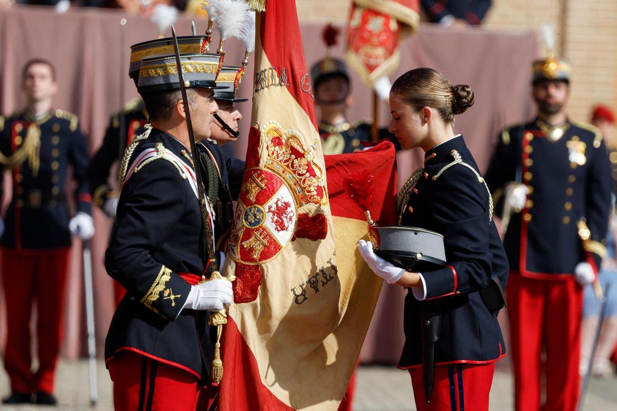 La princesa Leonor jura bandera