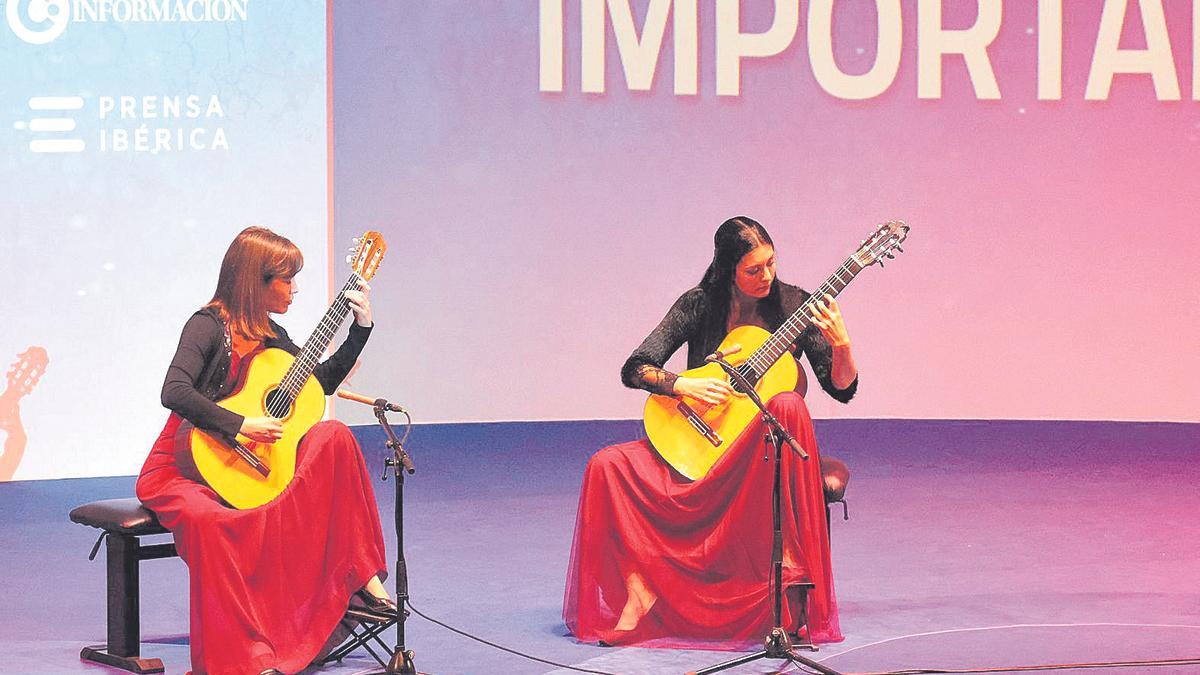 Isabel Martínez y Paola Requena, durante el recital que puso fin a la gala.