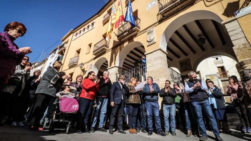 Acto de repulsa celebrado en Planes y, a la derecha, personas que acudieron al tanatorio de Alcoy donde se celebró el funeral por Sheila.