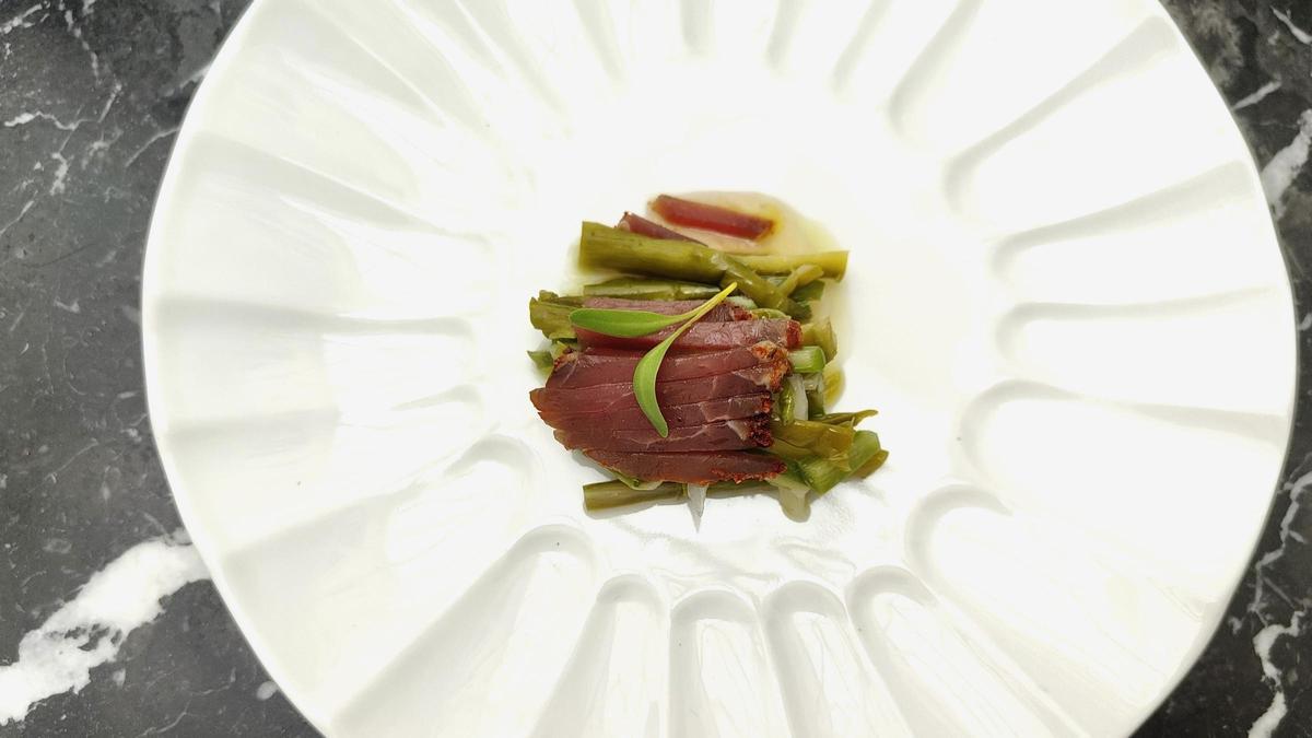 Solomillo de cerdo ibérico con espárragos de Lalola,