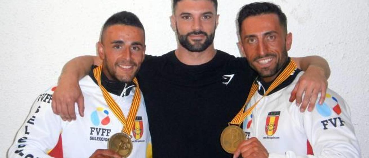 Alexis y Kiko, con las medallas, junto a su entrenador.