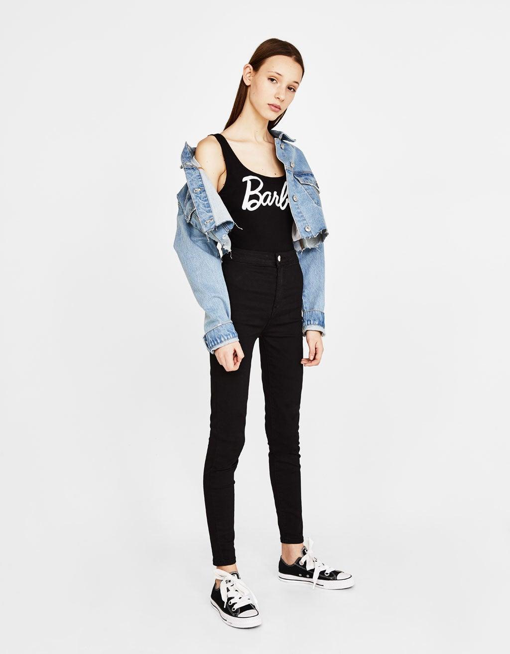 Body de Barbie con cazadora vaquera de Bershka