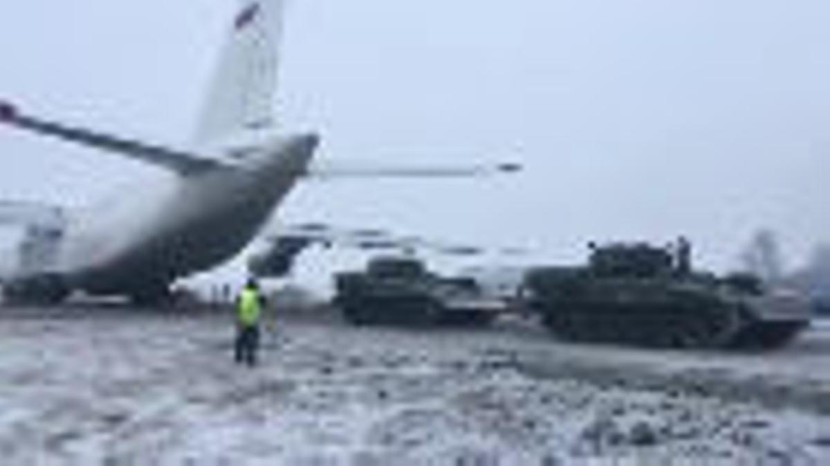 Las increíbles imágenes de dos vehículos blindados remolcando un avión