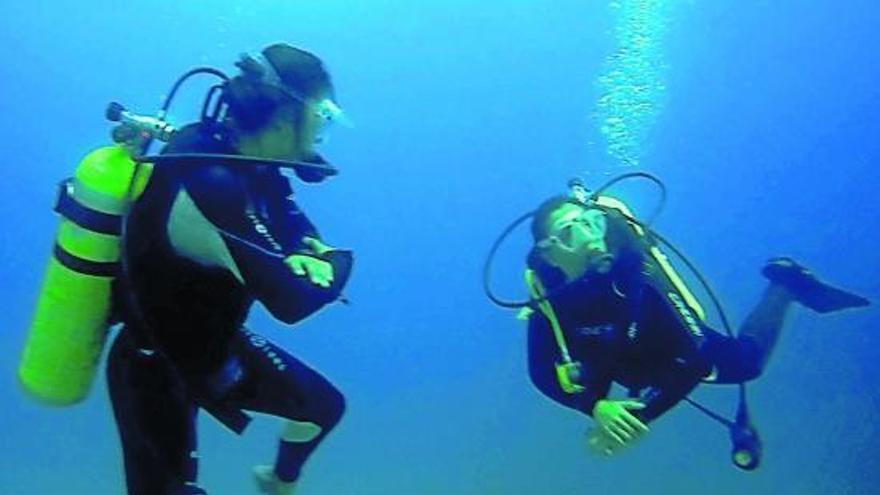 Felipe Ravina y Marina Barrio, durante una inmersión en Baja California.