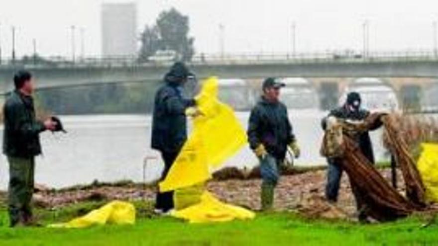 Un grupo de voluntarios recoge más de 200 kilos de basura del río