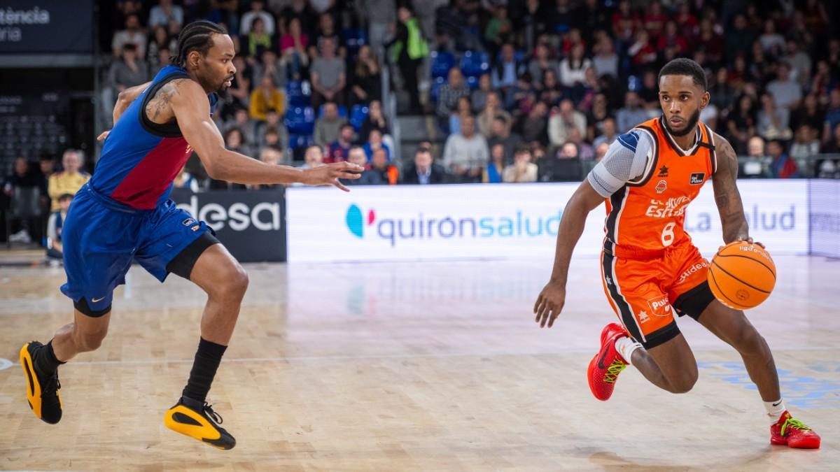 Jean Montero, ante Kevin Punter en un Barça - Valencia Basket