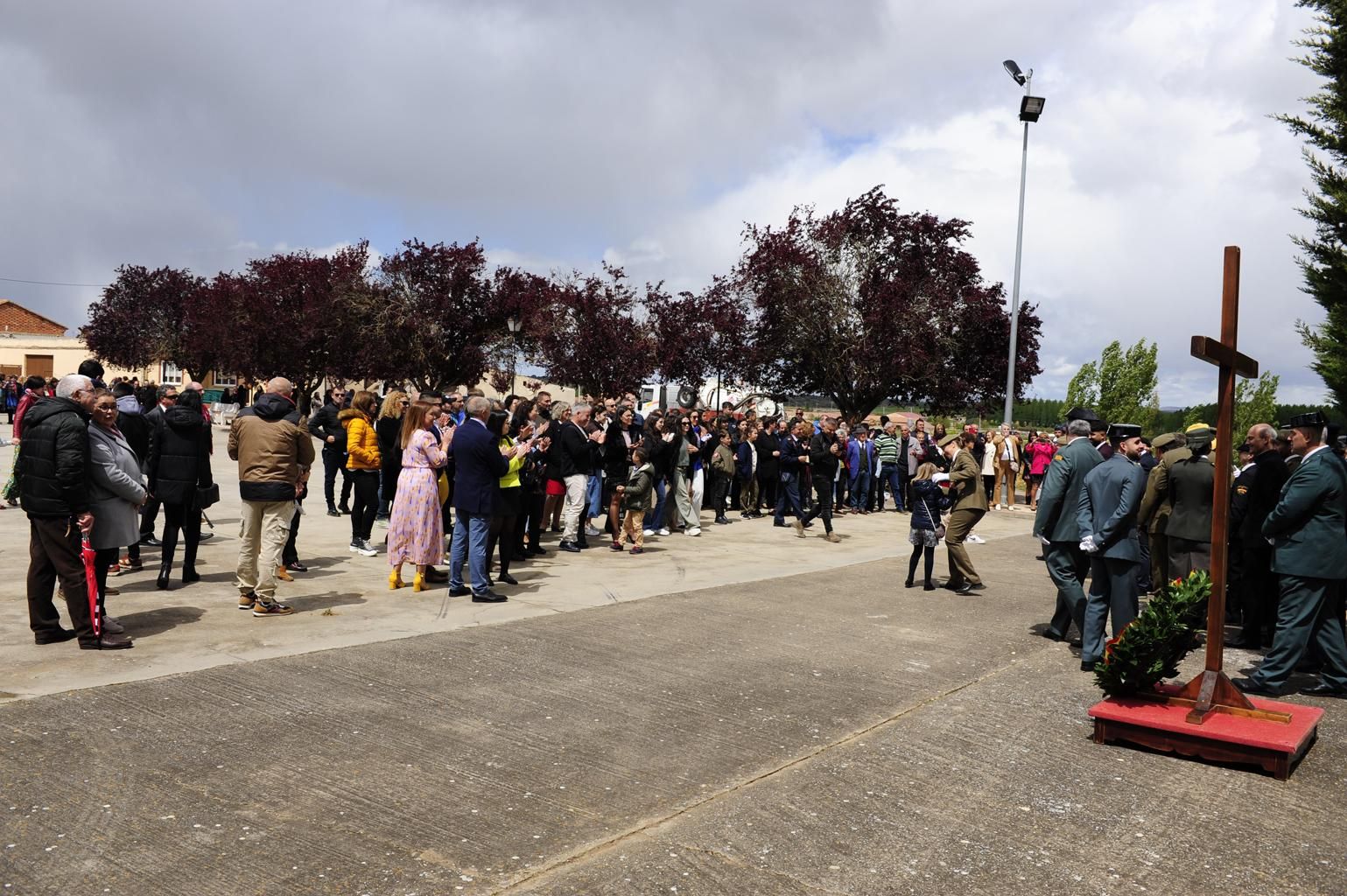 Izado de bandera en Burganes de Valverde
