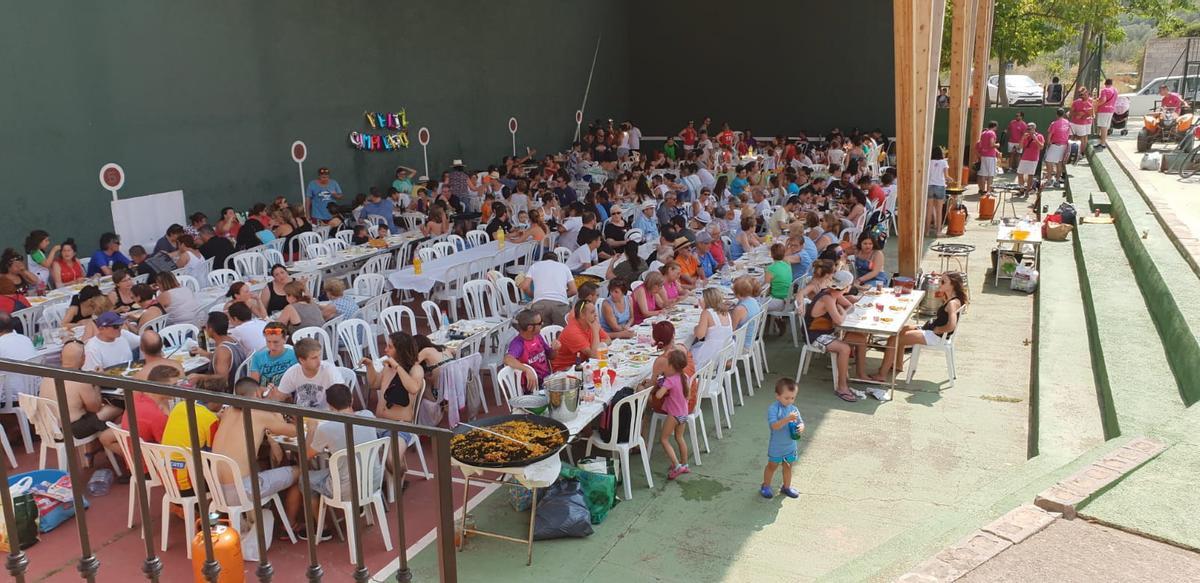 Vecinos y visitantes compartirán mesa y mantel el miércoles con las Paellas.