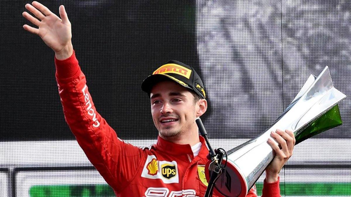 Leclerc sobre el podio con el trofeo de ganador