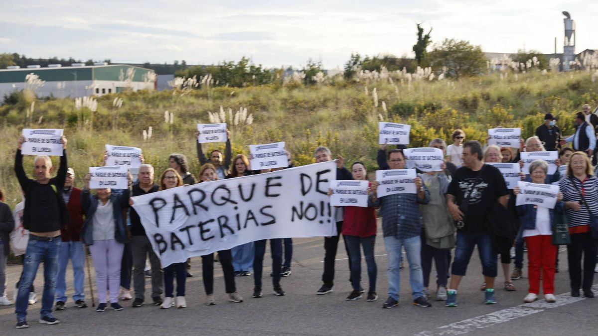 Vecinos de Tremañes con pancartas y carteles rechazando el parque de baterías en la parroquia.