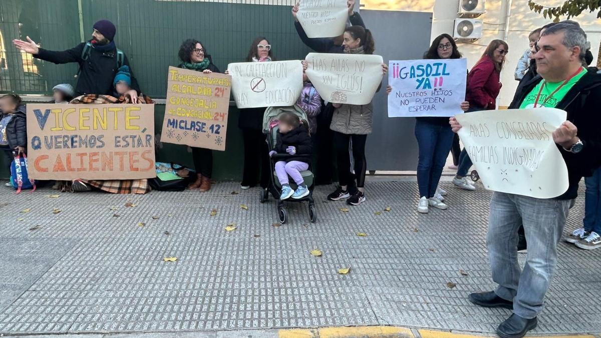 Un momento de la protesta de las familias en el acceso al colegio Miguel Hernández
