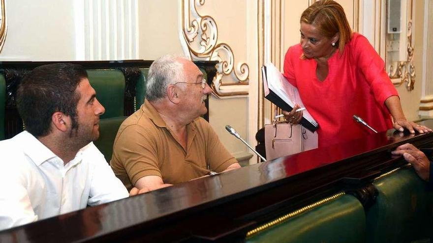 La presidenta Carmela Silva conversa con el vicepresidente, César Mosquera, en el pleno de ayer. // R.V.