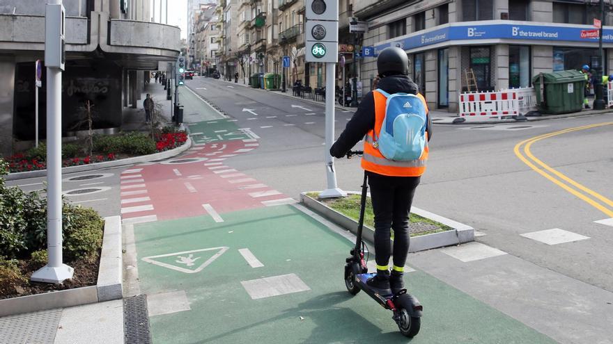 Una usuaria de patinete, en el carril bici a la altura del cruce de Venezuela y Gran Vía.