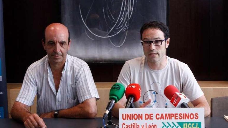 Enrique Cortés, a la derecha, ayer en la rueda de prensa.