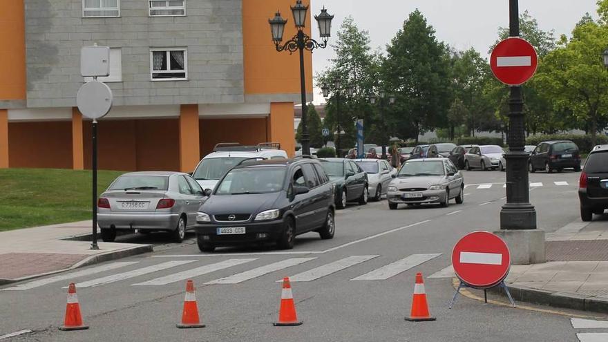 La calle Noreña de Ventanielles, con la señalización provisional que la convierte en vía de sentido único.