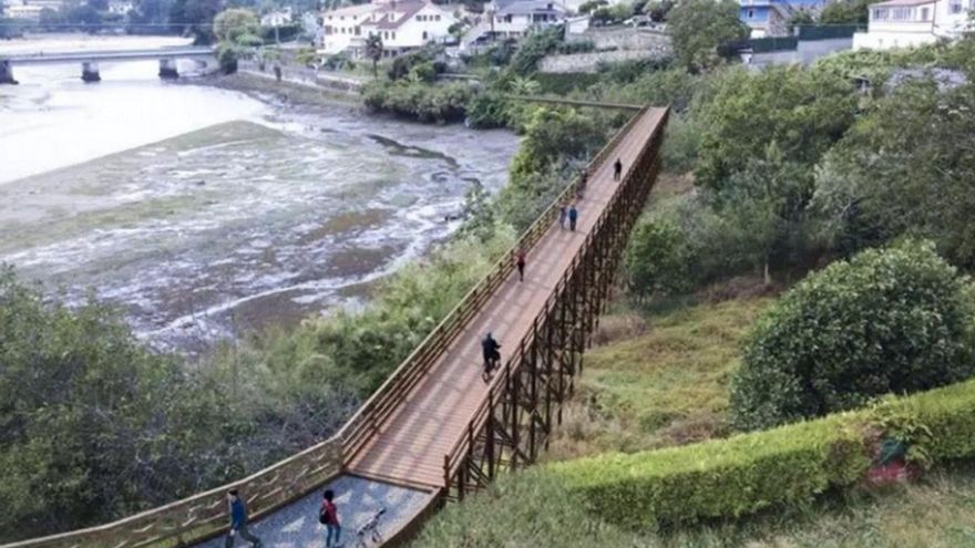 Recreación de la pasarela de madera proyectada por el Concello de Miño a orillas de las marismas.