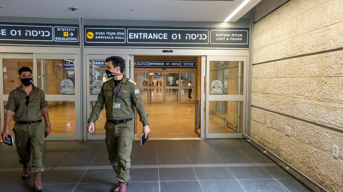 Archivo - Policía israelí en el aeropuerto de Tel Aviv