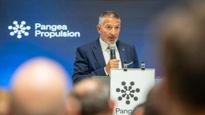 El conseller dEmpresa i Treball, Miquel Sàmper, en la inauguración de una nave para fabricar propulsores espaciales en Barcelona