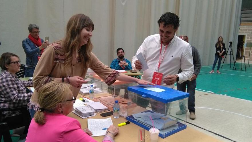 El candidato del PSOE, Tomás del Bien, deposita su voto en una mesa electoral del pabellón.