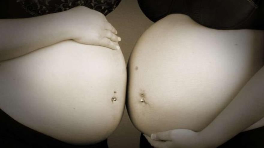 Barrigas de dos mujeres embarazadas. / la opinión