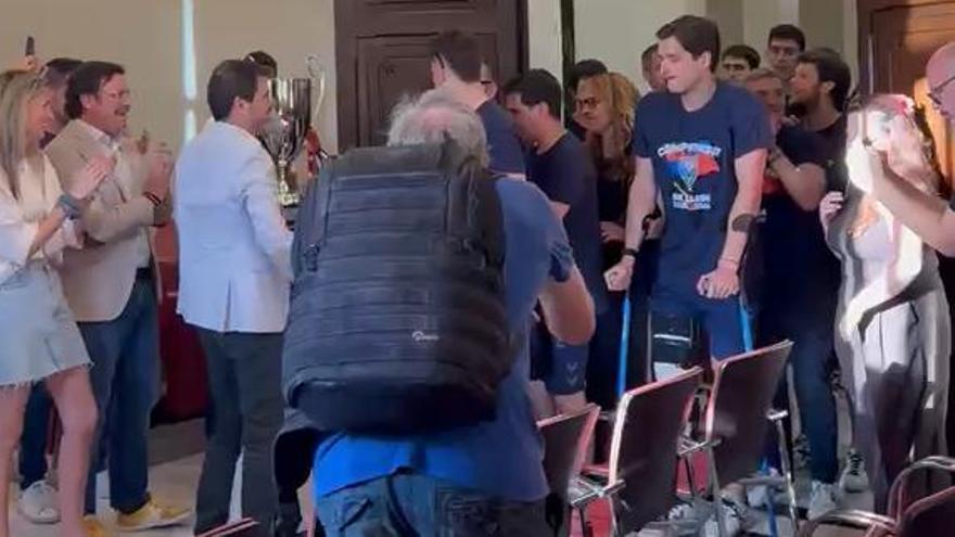 Entrada dels jugadors i Marc Castells a la sala de plens