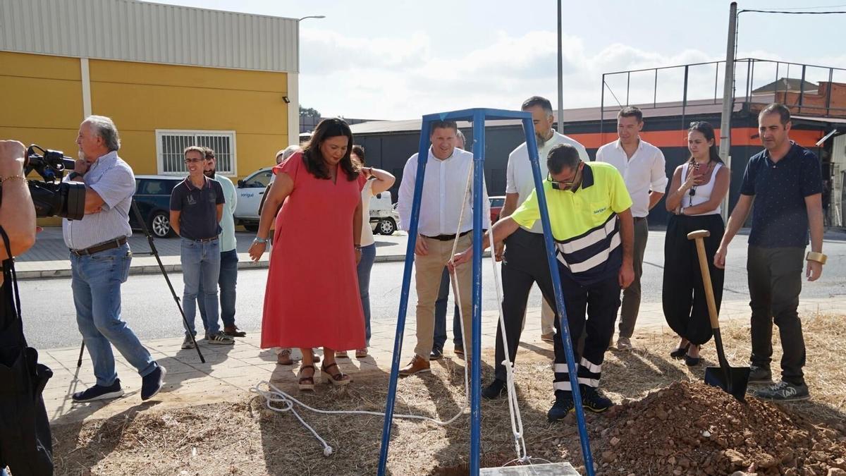 La alcaldesa de Montoro y miembros de la Agrupación de Cofradías durante la colocación de la primera piedra del futuro centro cultural dedicado a sus hermandades y cofradías.