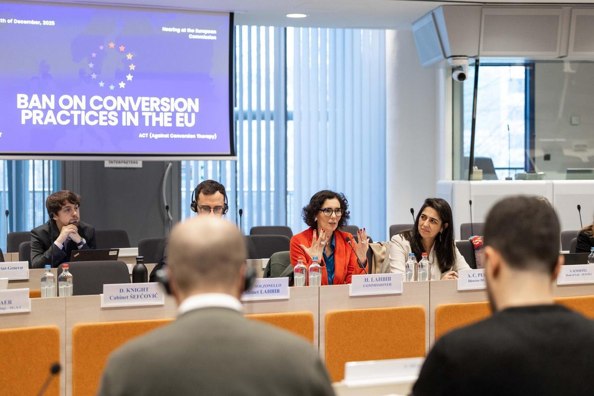 La comisaria de Igualdad, Hadja Lahbib, habla en defensa de la campaña contra las terapias de conversión.