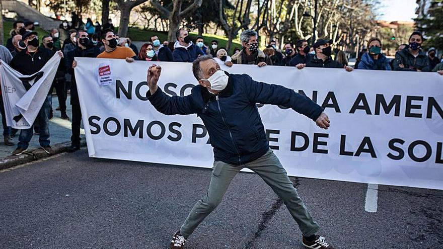 Un hostelero lanza huevos contra la Junta. | Emilio Fraile