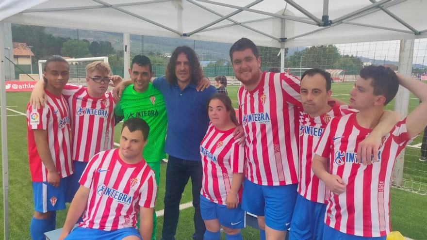 Carles Puyol anima al Sporting Genuine en la fase final de la Liga, disputada en Bilbao