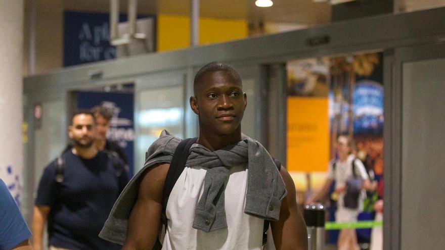 Aliou Dieng llega al aeropuerto de Valencia para empezar la pretemporada con el VCF