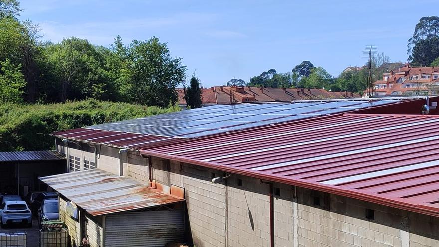 Iberdrola despliega los 223 paneles de su primera comunidad solar sobre un taller de Moaña