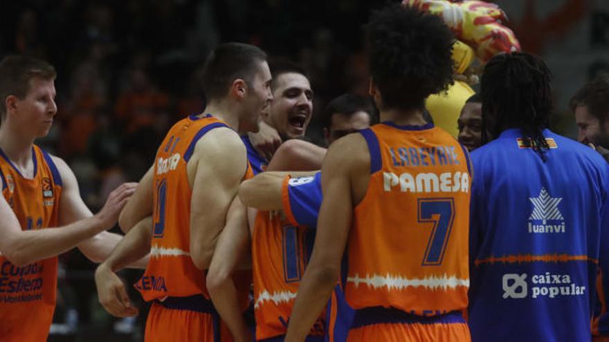 El Valencia Basket celebra el último triunfo en La Fonteta