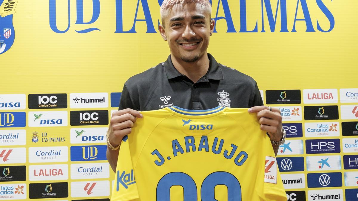 Julián Araujo: "Xavi me dijo que la UD Las Palmas era la mejor opción para crecer"