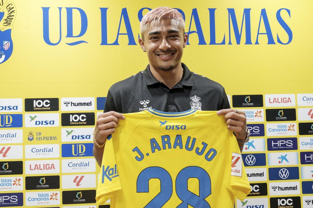 Julián Araujo, from defending farmworkers in the US to the Barcelona  backline, Sports