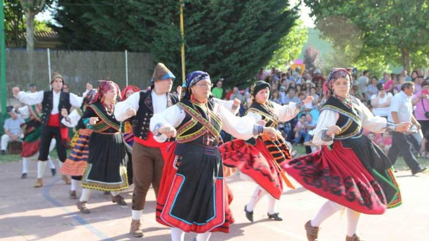 Sobre estas líneas, actuaciones de grupos en el Festival de Folclore durante el Día de la Comarca de Aliste, Tabarra y Alba.