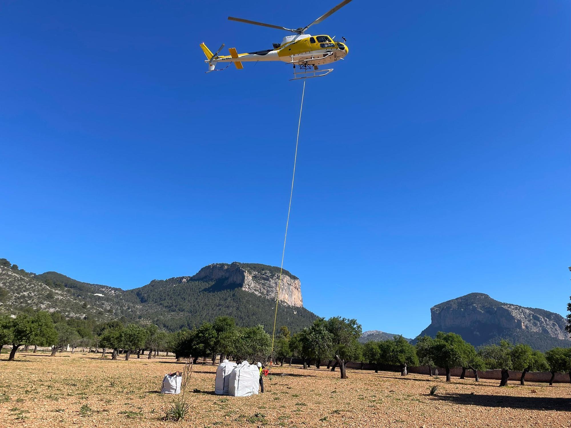 La retirada de residuos del Castell d'Alaró, en imágenes