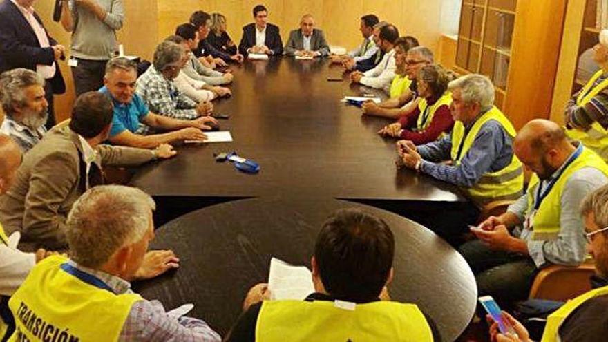 Reunión, ayer, del comité de crisis de As Pontes con los parlamentarios socialistas.