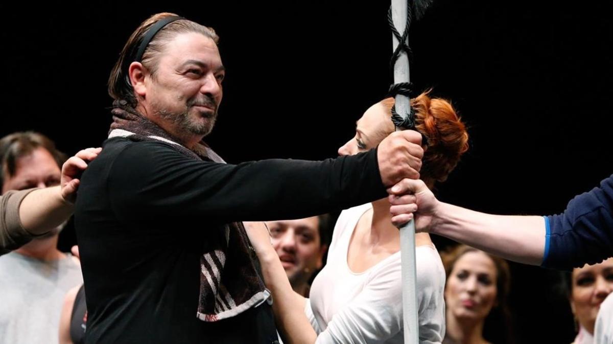 Antonio Canales baila 'Fuenteovejuna' con la compañia de Antonio Gades en el Teatre Victoria.