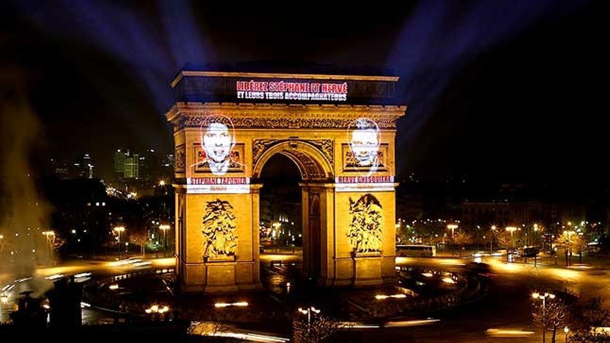 Periodistas en el Arco del Triunfo