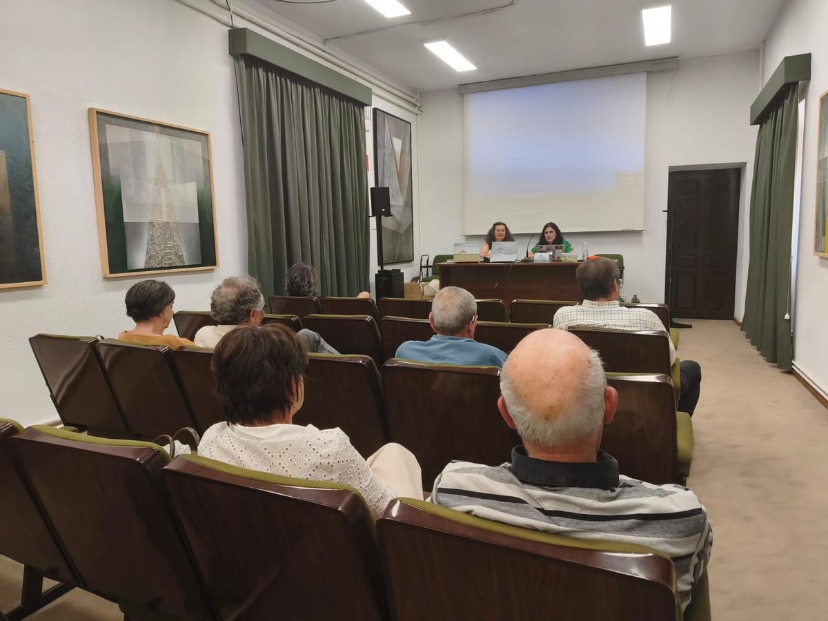 El público sigue con atención las explicaciones sobre los libros dedicados a los palomares.